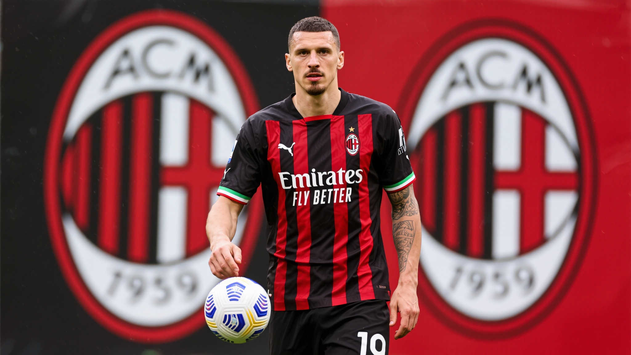 “记者:米兰与扎卡个人条款达成一致,即将向勒沃库森报价” 近年来,AC米兰一直在重建阵容,力求重返欧洲顶级豪